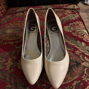 GUESS LIGHT BEIGE PATENT LEATHER PUMPS  SIZE 8‎
